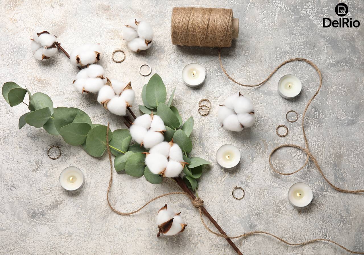 gravetos e pedaços de algodão com linhas e velas em volta