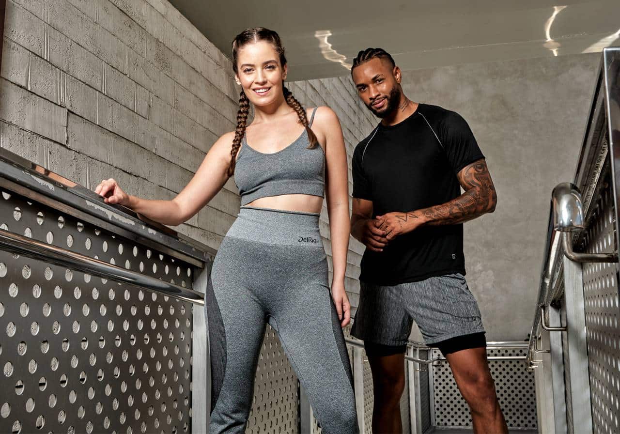 mulher e homem usando conjunto de roupas fitness