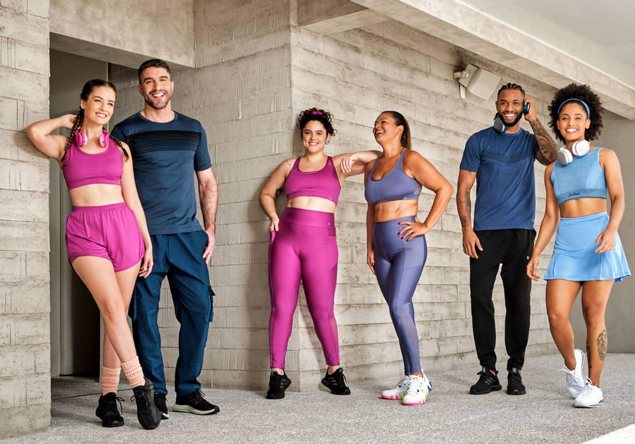 homens e mulheres usando roupas de academia