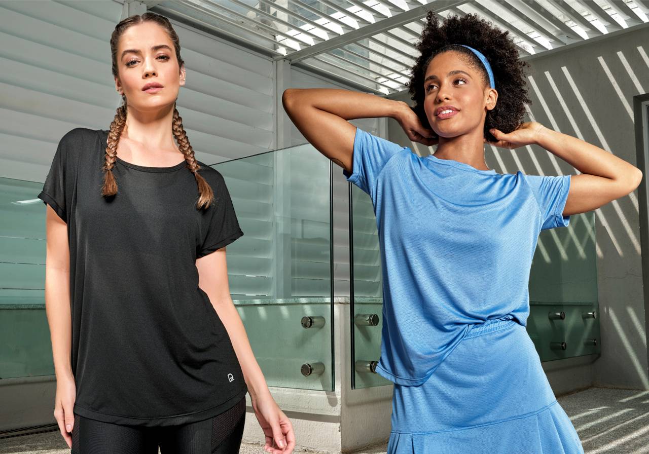 2 mulheres usando t-shirts fitness