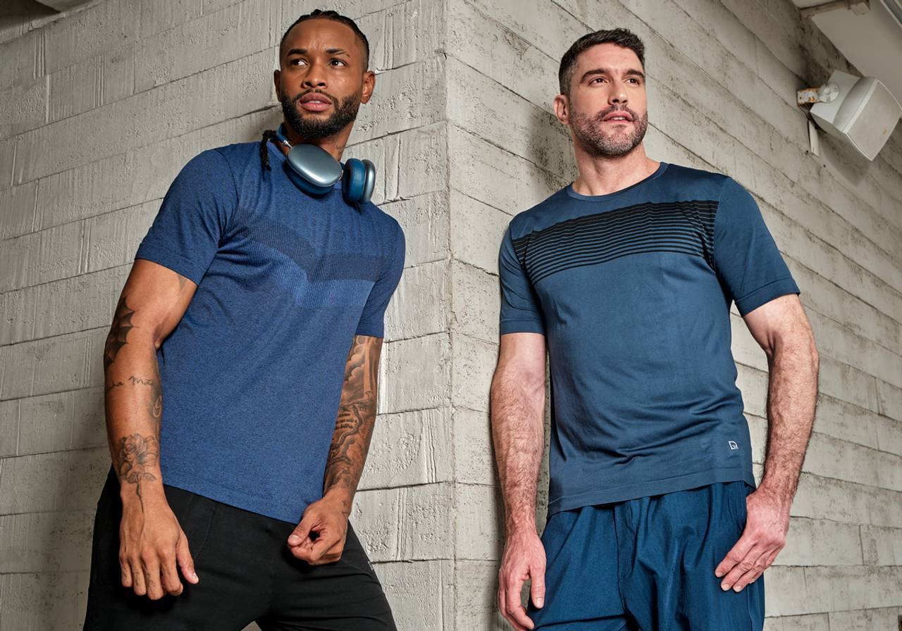 2 homens usando t-shirt fitness