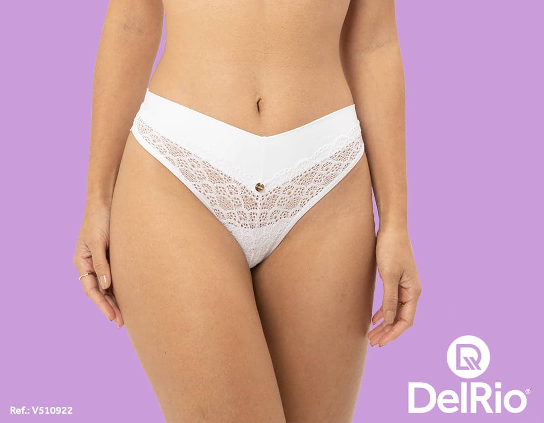 Modelo usando Calcinha de Renda