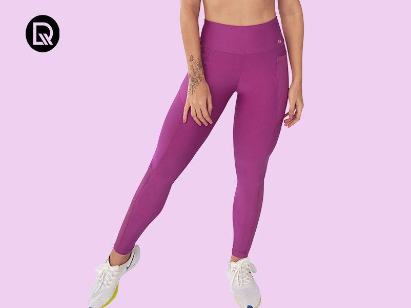 mulher vestindo calça legging roxa
