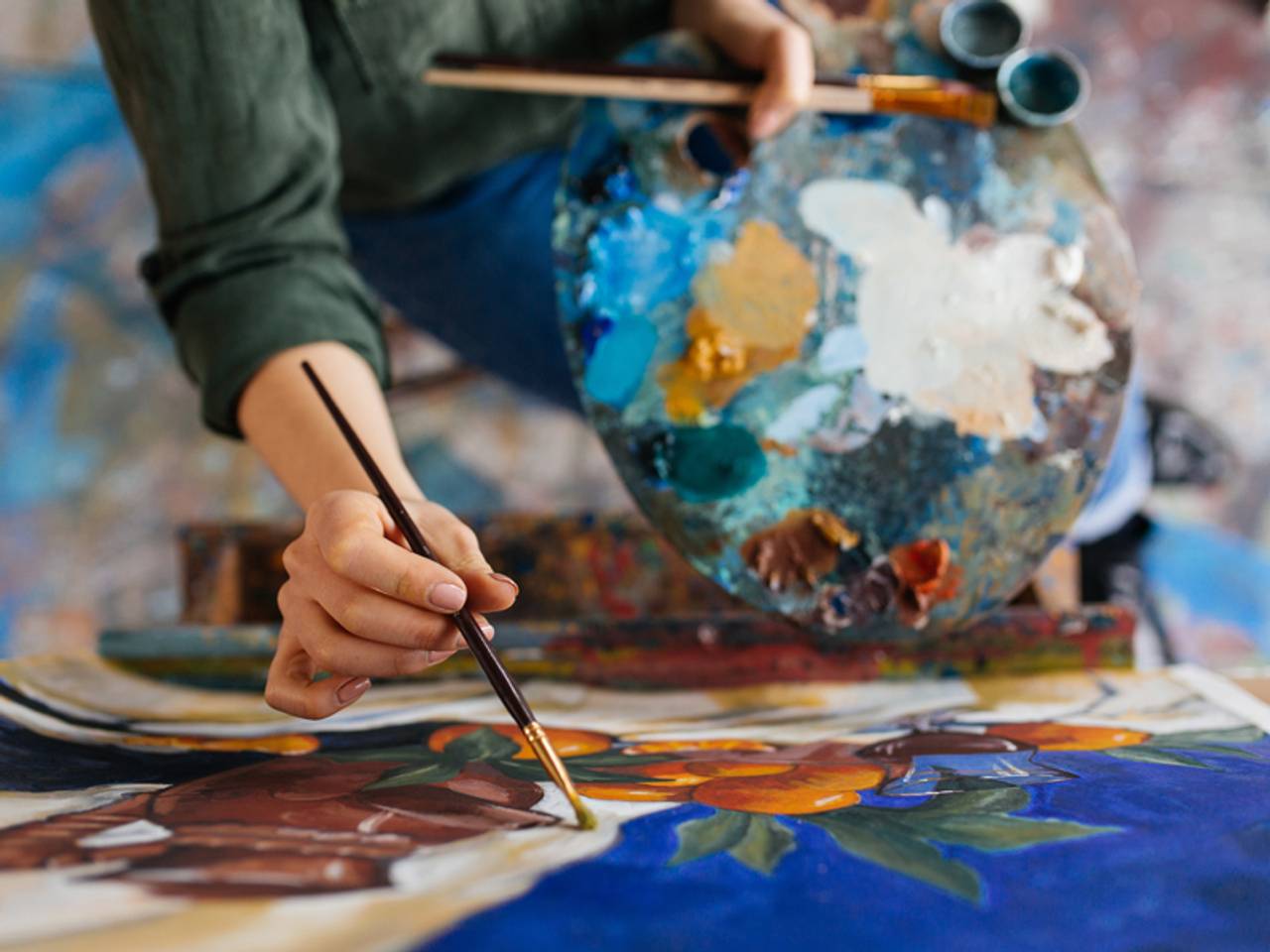 pessoa pintando