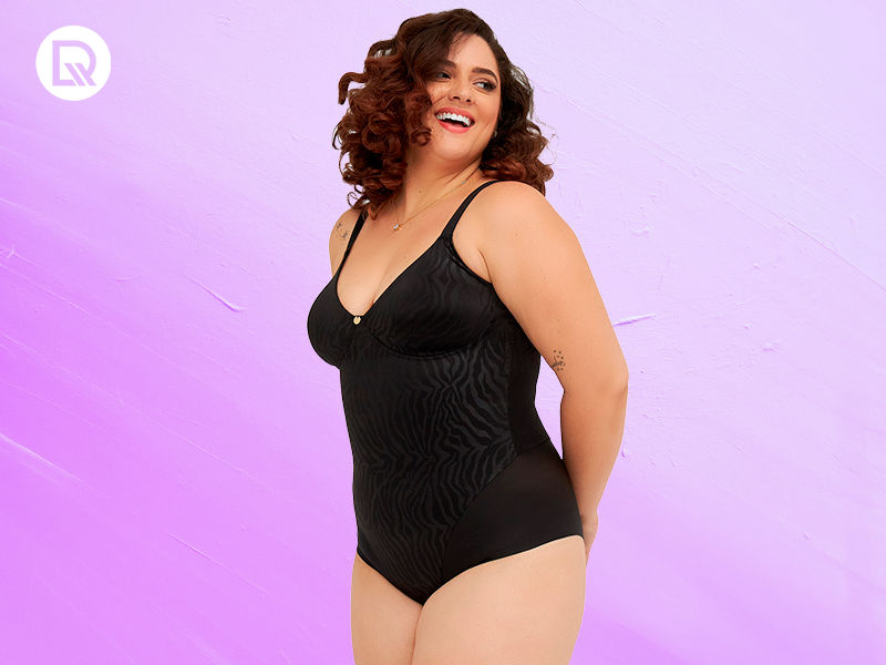 mulher usando body modelador preto