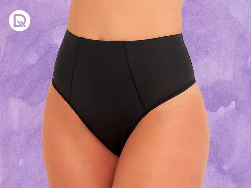 modelo usando calcinha de cintura alta preta