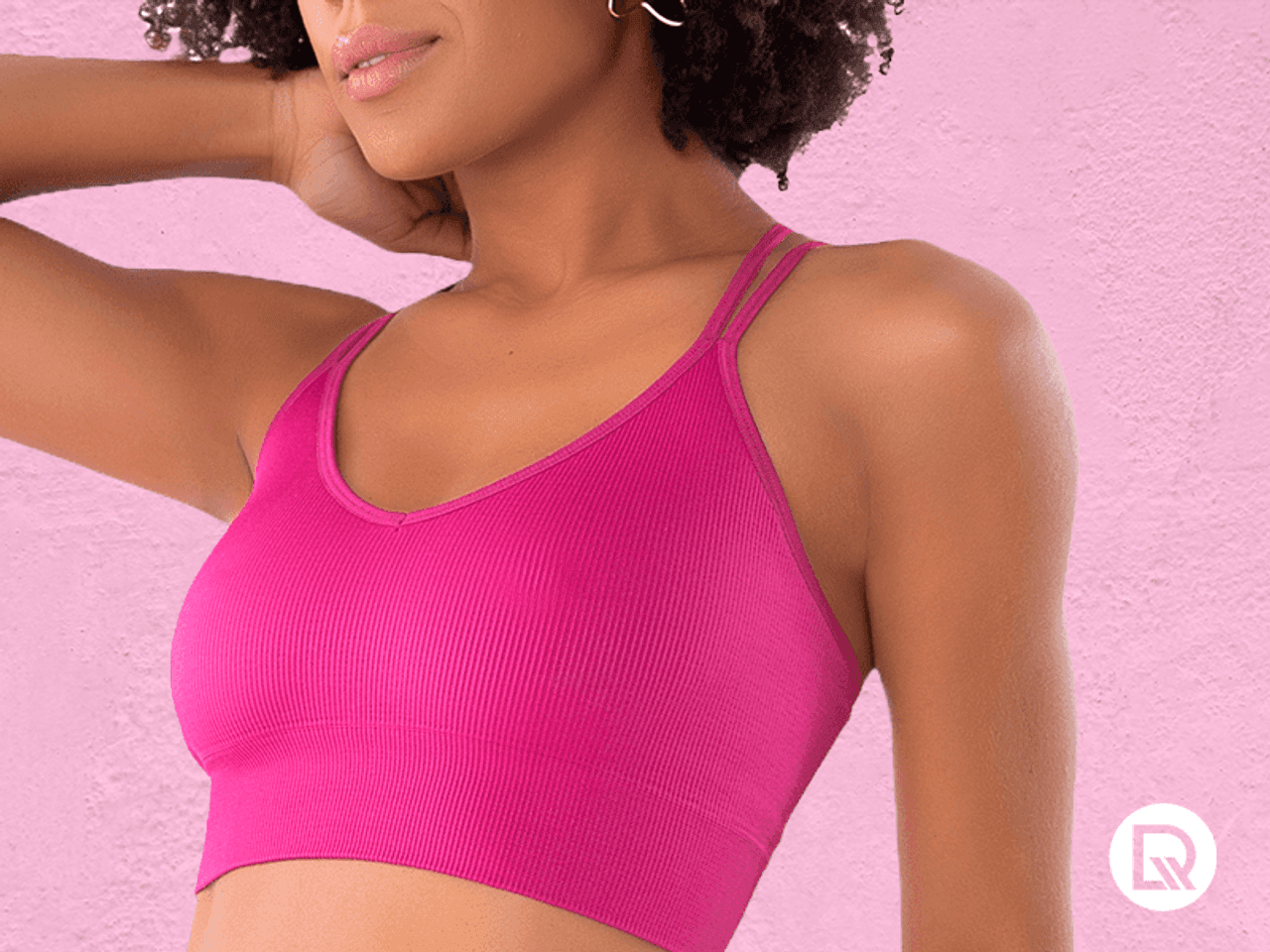 mulher usando sutiã cropped rosa