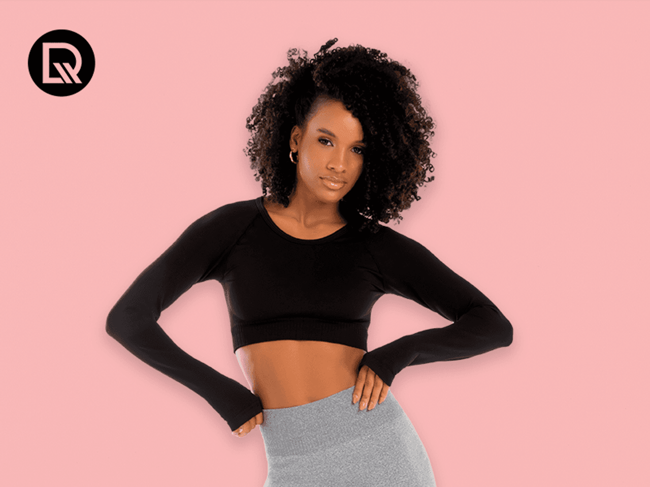 Mulher usando cropped