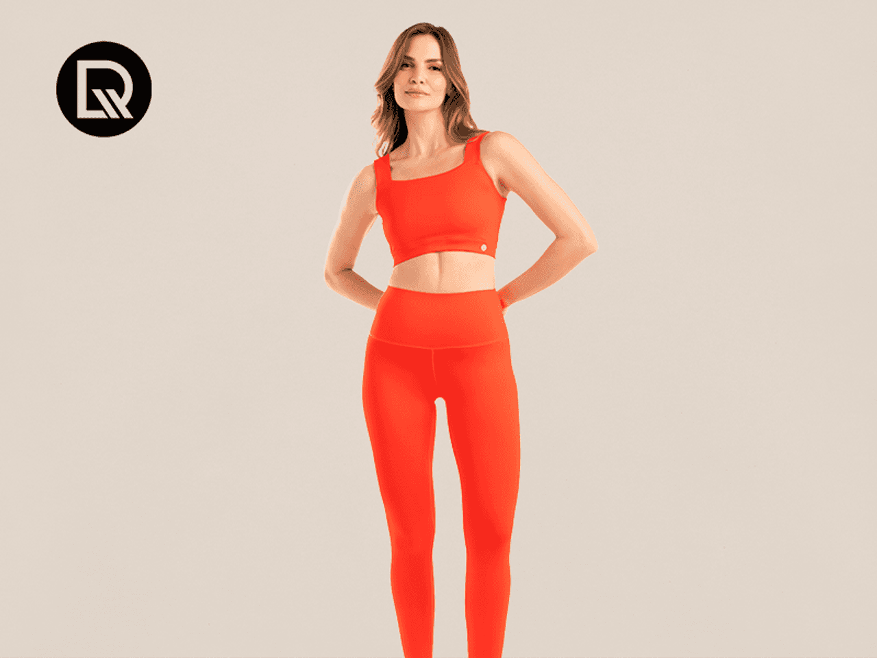 Mulher usando conjunto laranja de legging