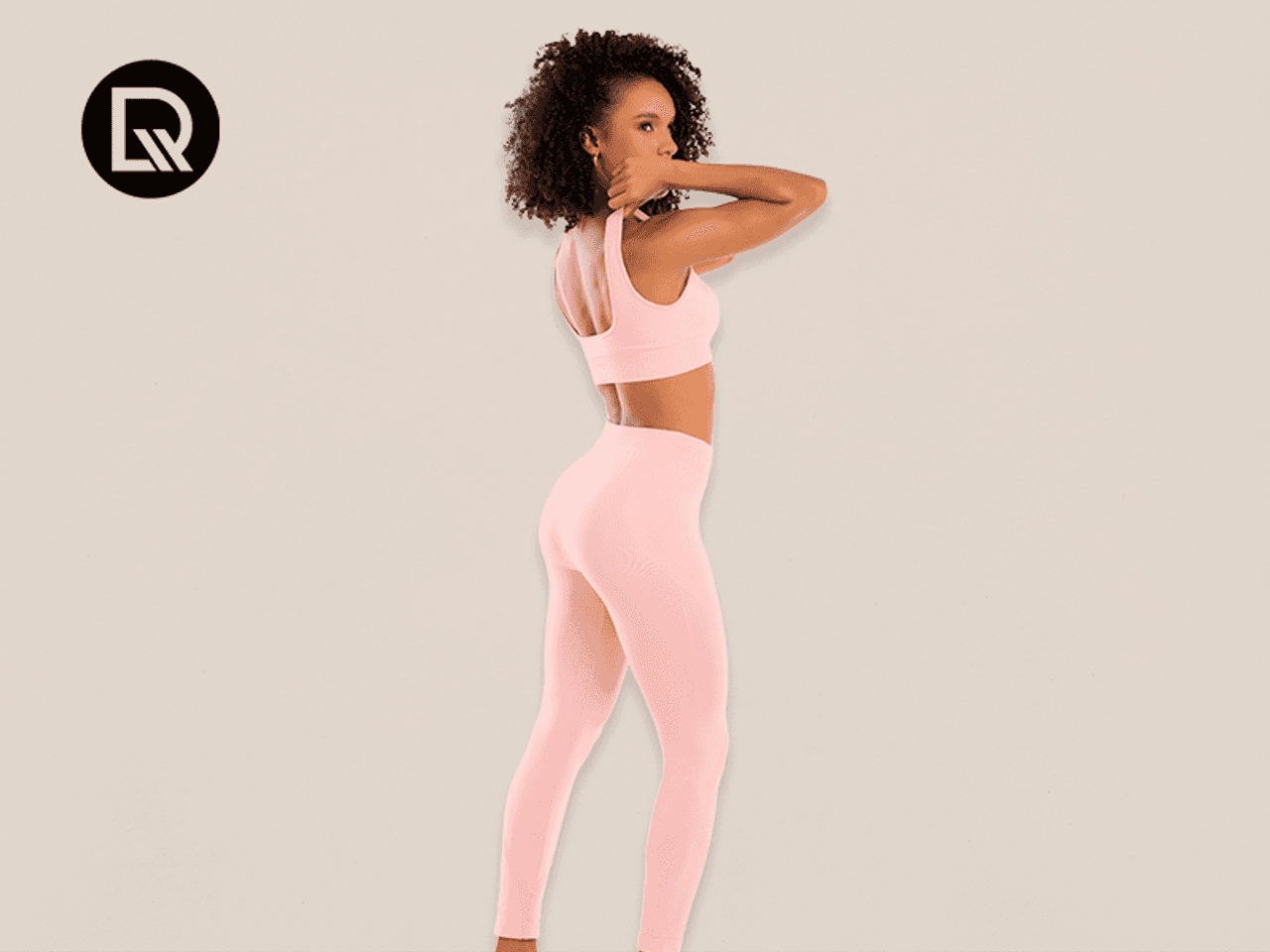 Mulher usando conjunto de calça e cropped