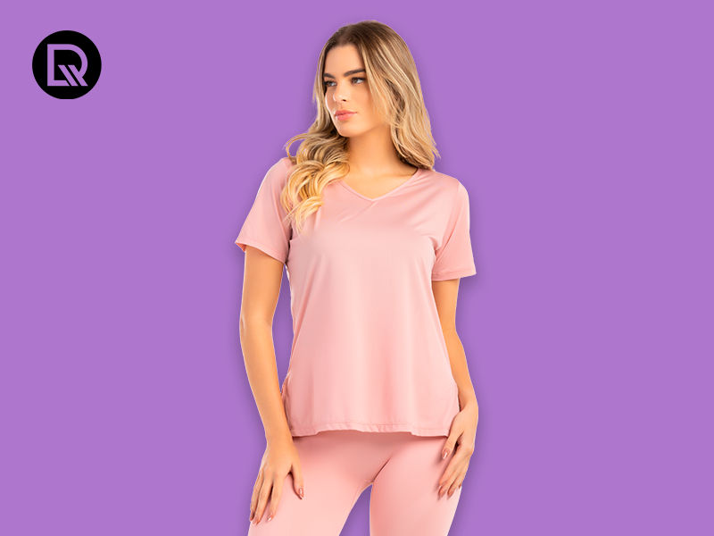 Mulher usando um conjunto rosa