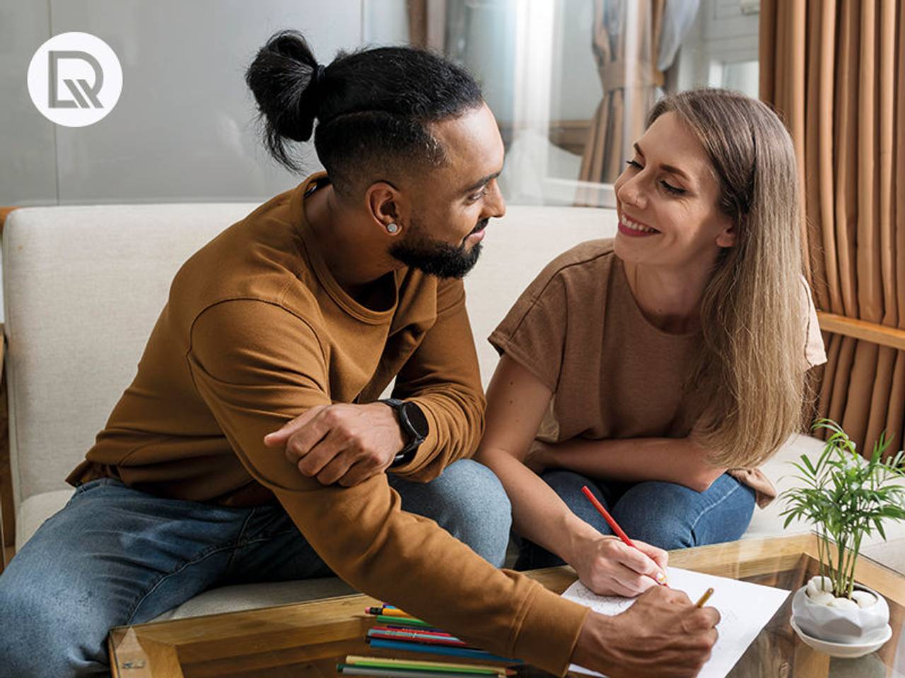 Casal sentado no sofa olhando um para o outro