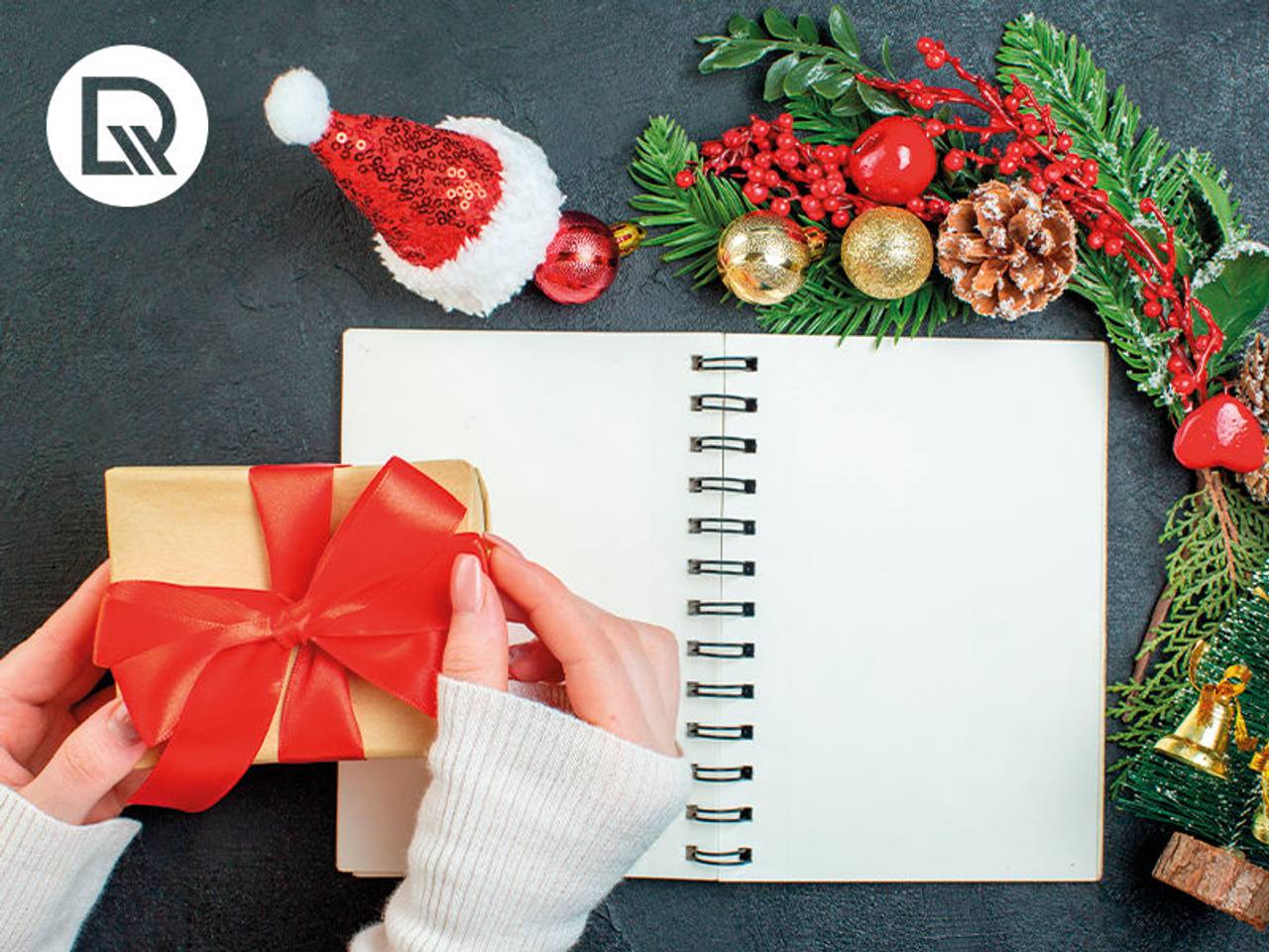 agenda aberta com presente de natal e decorações ao seu redor