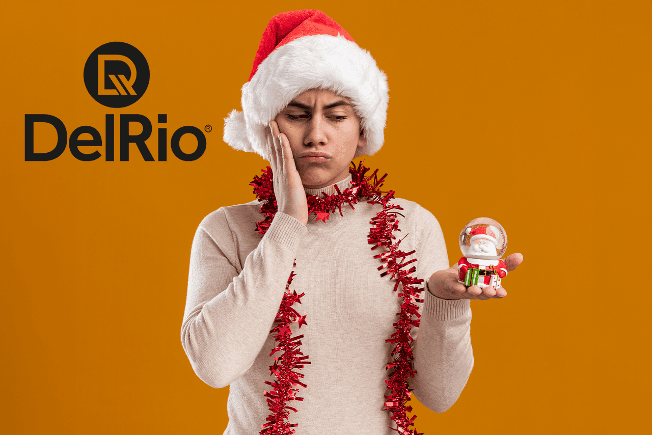 Modelo usando roupas de natal e olhando aborrecida para um globo de neve.