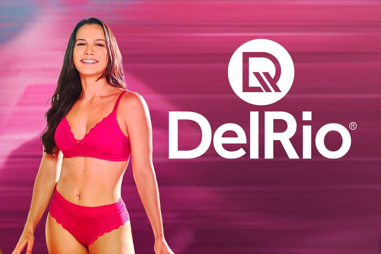 mulher usando lingerie rosa em homenagem ao outubro rosa