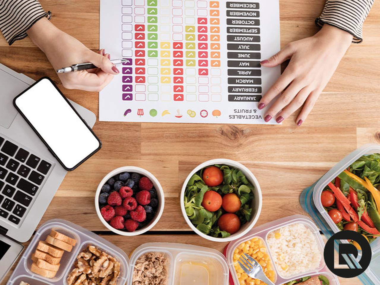 Pessoa vendo uma tabela de dieta sob uma mesa