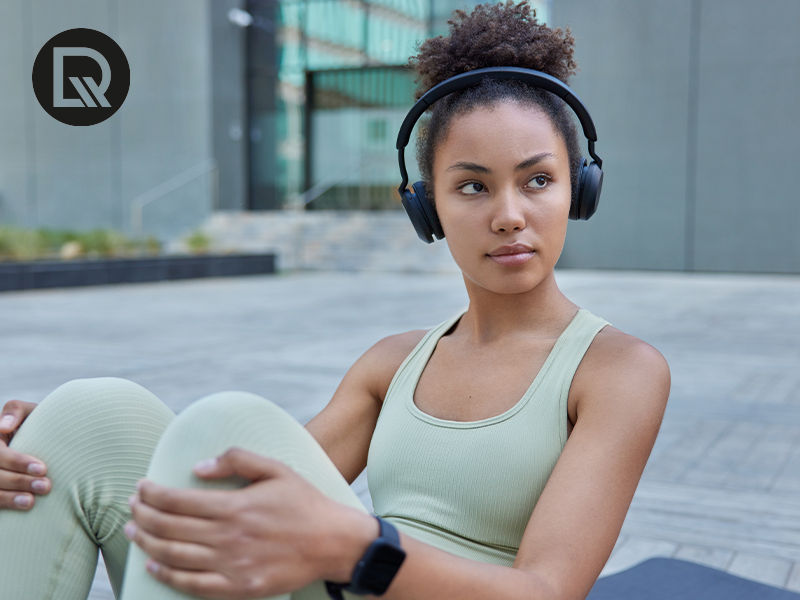 mulher fazendo abdominal olhando para lado com fone de ouvido