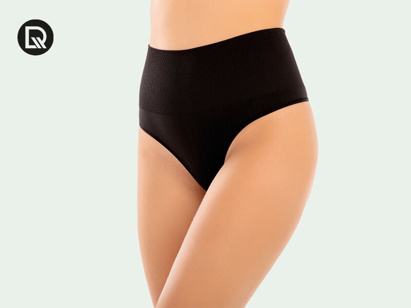 Corpo de mulher mostrando apenas a parte inferior utilizando uma calcinha DelRio