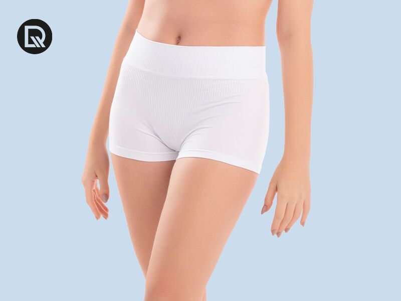 Corpo de mulher á mostra utilizando um shorts branco 