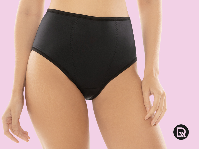 Calcinha preta de alta cintura em fundo rosa