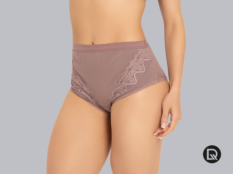 Calcinha feminina com detalhe em renda marrom