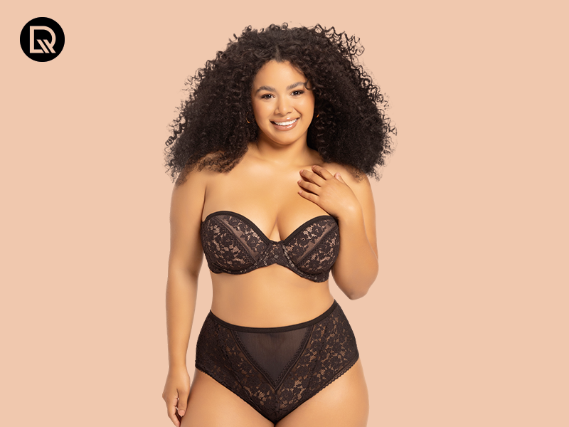 Modelo usando lingerie preta com renda