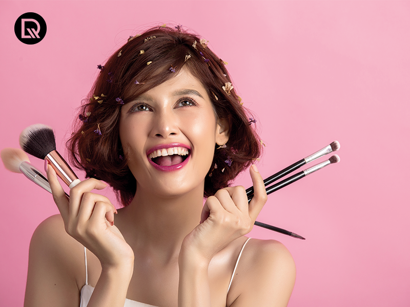 Mulher correndo com fones de ouvido e celular.