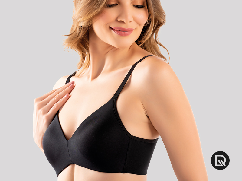 Modelo usando sutiã preto com detalhes sutis.