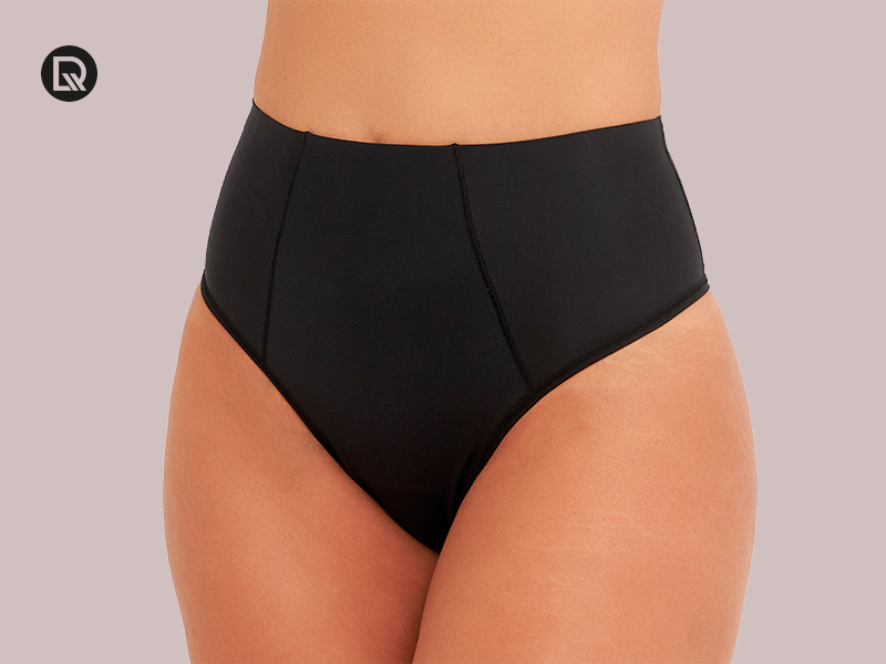 Calça alta preta feminina em fundo neutro