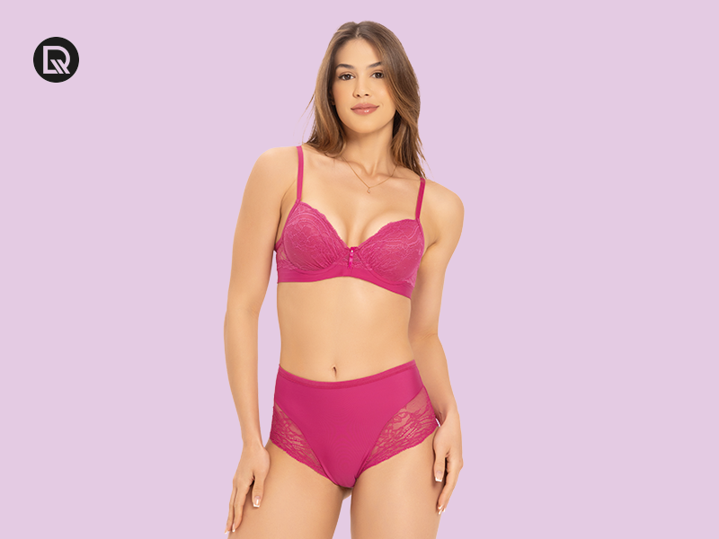 Modelo usando lingerie rosa em fundo lilás