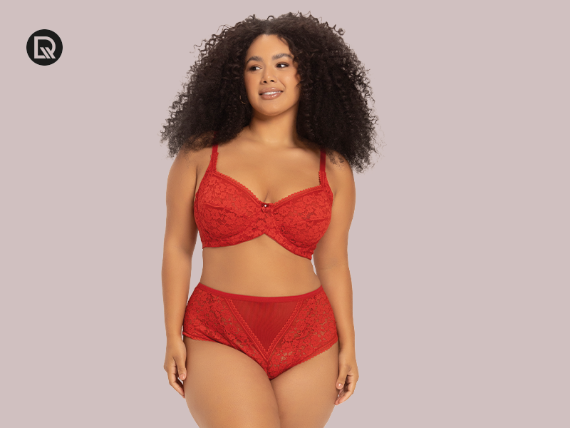 Modelo feminina com lingerie vermelha de renda.