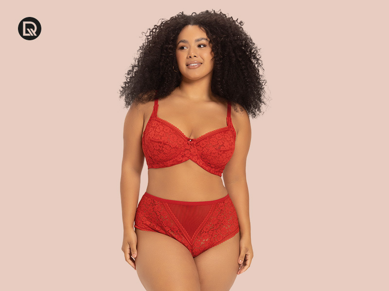 Mulher com cabelo encaracolado em lingerie vermelha