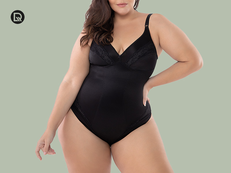 Mulher em maiô preto em fundo neutro