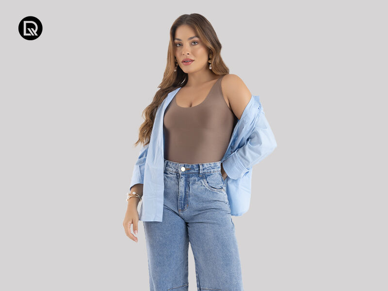 Mulher vestindo blusa de botão e body